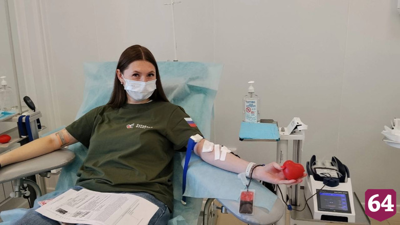 В Саратове волонтеры раздали 1000 ленточек с триколором и сдали кровь